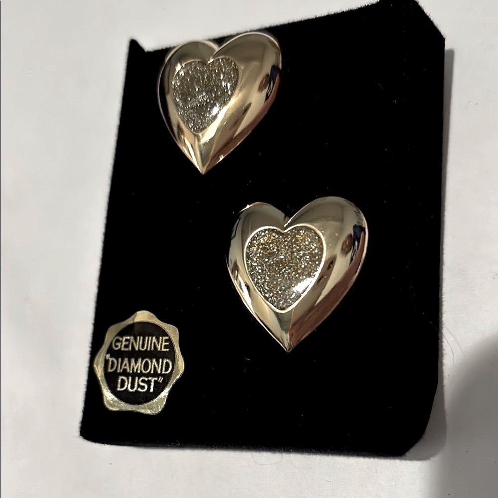 🟥Brand New Heart Stud Earrings With Genuine Diamond Dust, Gold Tone